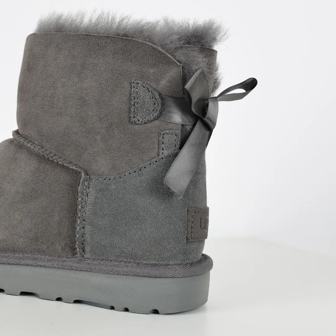 Pick up locally 💰560 The core recommendation is good price UGG bailey MiNi bow 2.0 series Xiaohongshu hot model Henan Longfeng leather production Sheepskin and fur integration Top quality in the market Waterproof upper material 2-3 cm cashmere insole to keep warm in winter and suitable for home use UUG launches a style series in the new year, partially skewed toward the preferences of young consumers, and also at the forefront of fashion trends Shoe body material Water-repellent coated suede upper 17mm UGGPURE™ implanted wool insole Lightweight non-slip comfortable rubber outsole With brand LOGO Trademark Comes with full packaging Size: 35 36 37 38 39 40